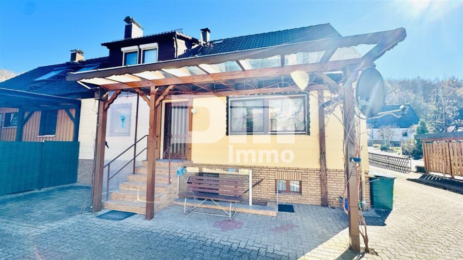 Modernisierte DHH mit Doppelgarage und 2x Carport in Traumlage inkl. Bachlauf - Rückansicht
